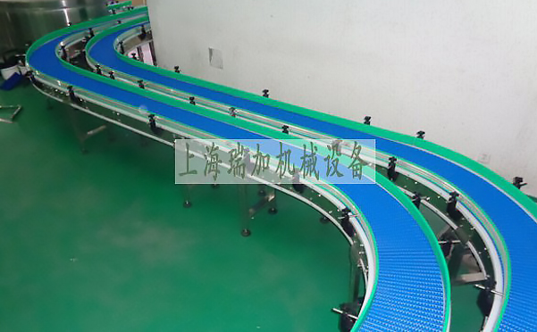 塑钢网带输送机 采用模块式网带，用延伸在输送带整个宽度上的塑料铰接销，把注塑成型的网带组装成互锁单元。这种方法