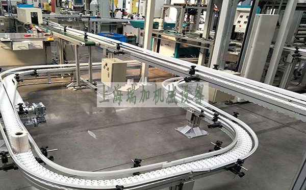 柔性链板输送机是一种轻型组合立体输送系统，采用铝合金框架，塑钢输送链。具有灵巧、轻便、美观、标准化的结构、模块